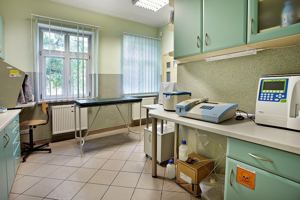 Pomieszczenie diagnostyczne z aparaturą laboratoryjną