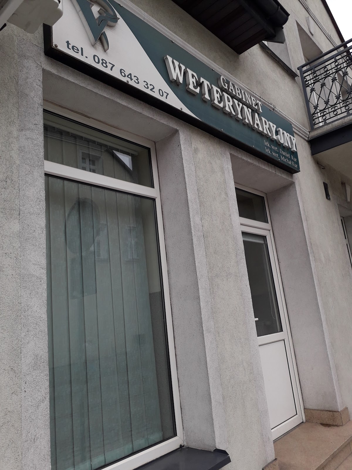 Szyld gabinetu weterynaryjnego z nazwiskami lekarzy Daniel Kur i Michał Kur