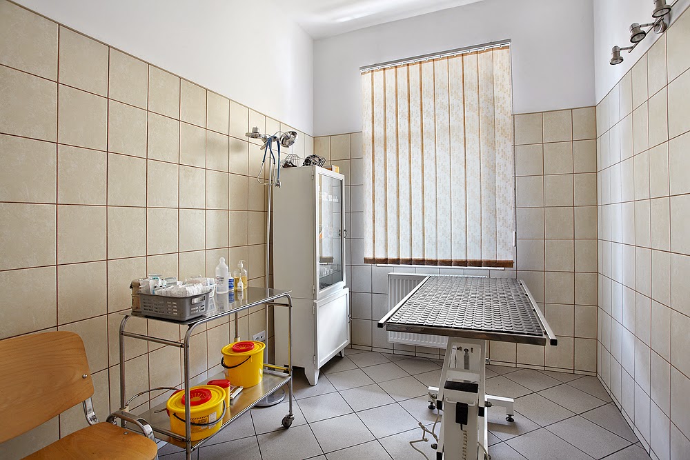 Sala zabiegowa ze stołem ze stali nierdzewnej